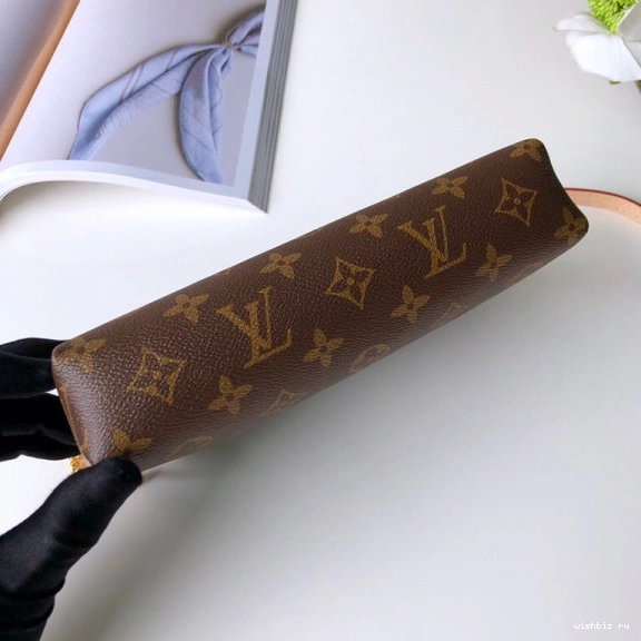 WIS CHANELUTCH Louis PALLAS Vuitton 0102